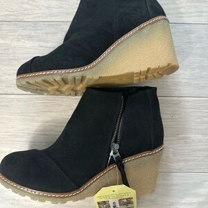 Toms Black Ankle Boots with Wedge Heel and Zipper Closure